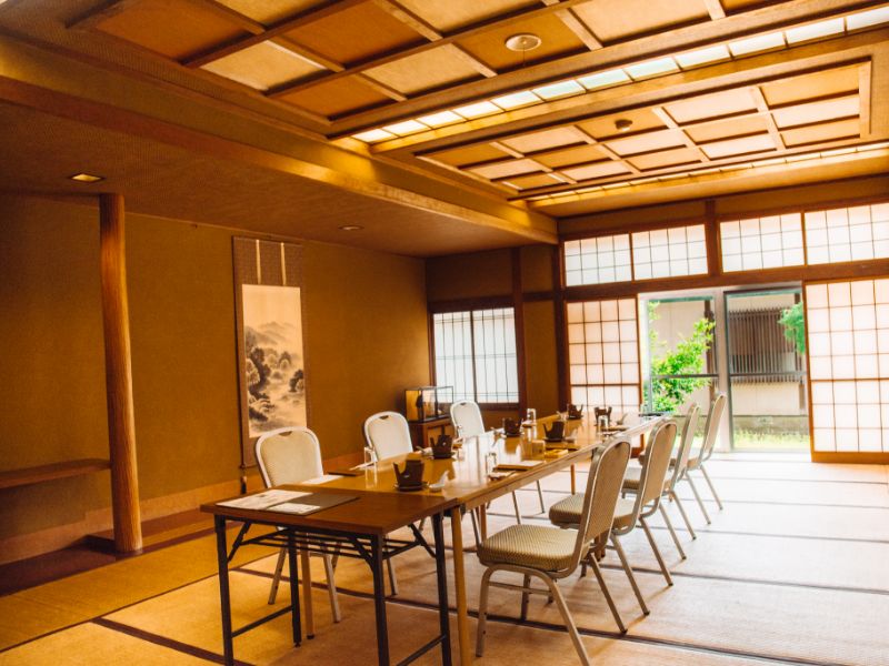 季節の会席料理が並んだ静かな個室