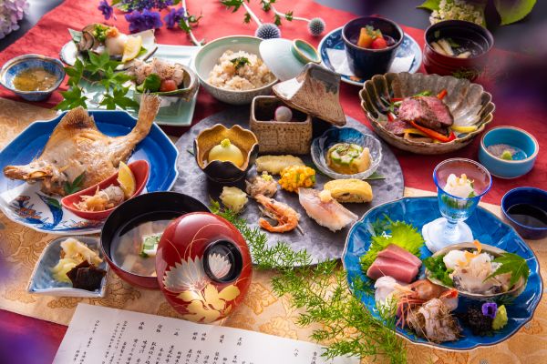 旬の高級食材や黒毛和牛などを取り入れた特選会席