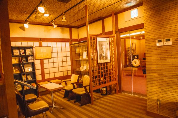 A gallery displaying works by the poet Toji Tanaka