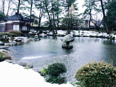 雪が降り積もった静寂な冬の庭園