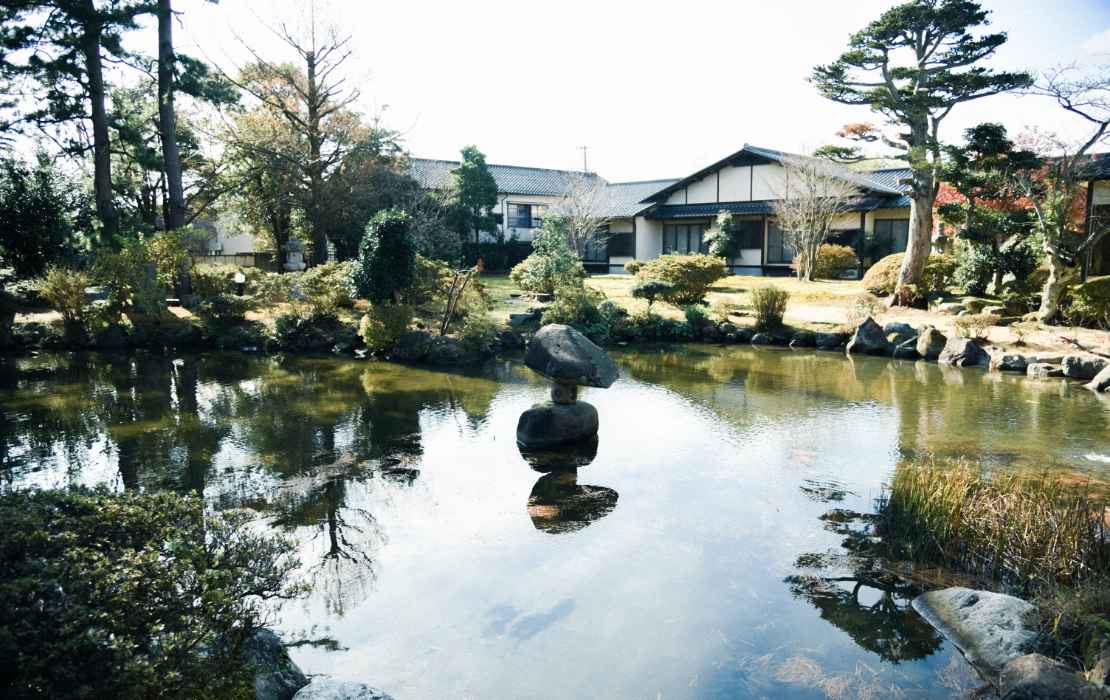 富山の旅館・生地温泉たなかやの日本庭園
