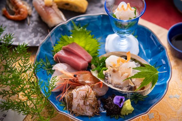趣のある離れの客室と特別会席料理