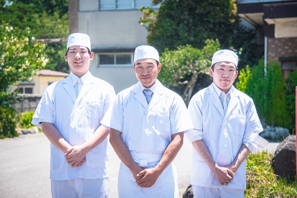 The kitchen team that supports the Waka-danna's cuisine