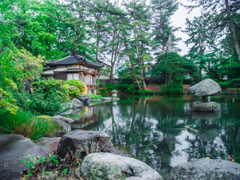 小鳥がさえずる日本庭園