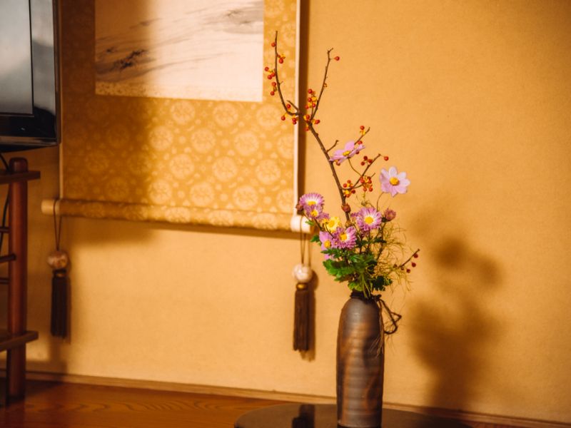 女将が生ける、床の間の花